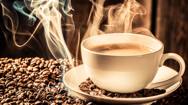 Kaffee oder Tee? Die Vor- und Nachteile der beliebten Getränke
