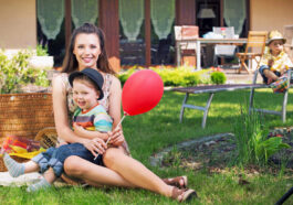 Garten sicher und familienfreundlich planen: Worauf Haushalte mit Kindern und Haustieren achten sollten