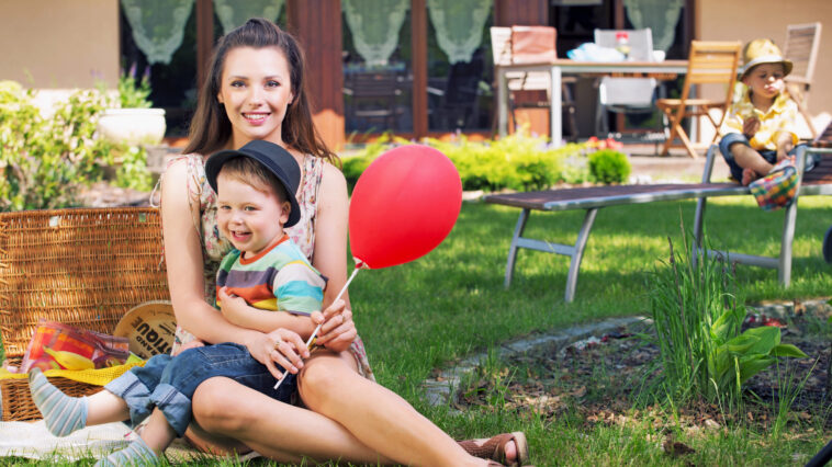 Garten sicher und familienfreundlich planen: Worauf Haushalte mit Kindern und Haustieren achten sollten